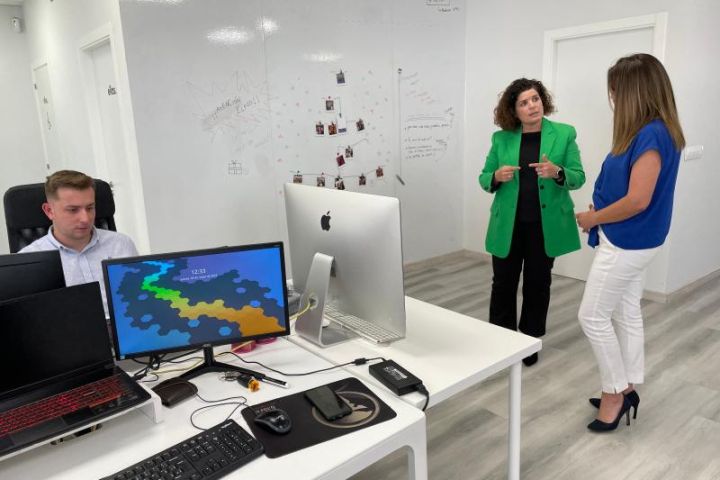 María Rivas, subdelegada del Gobierno, visita duacode por el Kit Digital