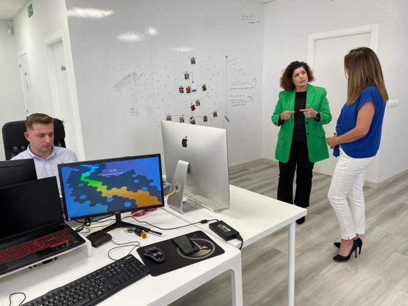 María Rivas, subdelegada del Gobierno, visita duacode por el Kit Digital
