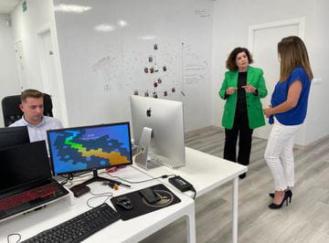 María Rivas, subdelegada del Gobierno, visita duacode por el Kit Digital