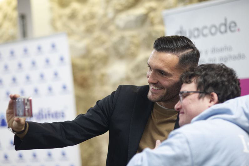 Duacode, patrocinador de la entrevista con Lucas Pérez en la Fundación Clínica Pardiñas