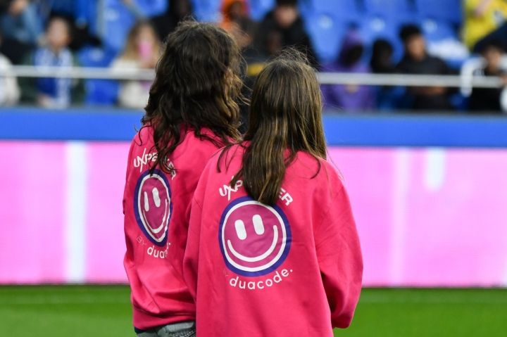 El reto golazo Duacode, la guinda solidaria a un domingo que fue la gran fiesta del fútbol femenino