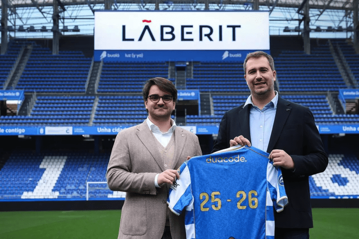 Lãberit refuerza su alianza con el RC Deportivo y renueva su compromiso